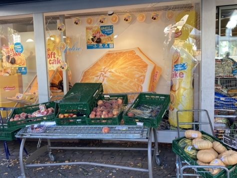 Am 19. September 2025 gegen 11.20 Uhr drückte ein Renault Twingo die Auslage eines Marktes in das Schaufenster; verletzt wurde niemand.
