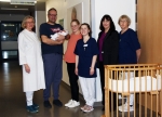 Mit strahlenden Augen und großer Freude begrüßten die glücklichen Eltern ihr erstes Kind Yorick Max. Auf dem Foto freuen sich neben den Eltern auch die Geschäftsführerin Anne Bülling (2. v. r.), die leitende Oberärztin Gabriele Schalk (links), Kinderkrankenschwester Lea Brieden (3. v. r.) und Pflegefachkraft Angela Garthe (rechts) über die Geburt.