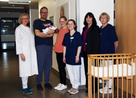 Mit strahlenden Augen und großer Freude begrüßten die glücklichen Eltern ihr erstes Kind Yorick Max. Auf dem Foto freuen sich neben den Eltern auch die Geschäftsführerin Anne Bülling (2. v. r.), die leitende Oberärztin Gabriele Schalk (links), Kinderkrankenschwester Lea Brieden (3. v. r.) und Pflegefachkraft Angela Garthe (rechts) über die Geburt.