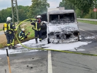 Ein brennender Kleintransporter sorgte am Nachmittag des 30. August 2023 für einen Einsatz der Feuerwehren aus Meerhof, Essentho und Oesdorf. 