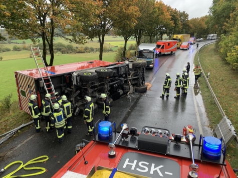 Am 5. Oktober 2025, gegen 14.15 Uhr, verunglückte ein Wechselladerfahrzeug auf der B 7 zwischen den Abzweigen Rixener Straße und Scharfenberger Straße; Einsatzfahrt von Meschede zu einem Brandeinsatz nach Marsberg.