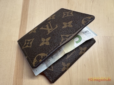 In mehreren Geschäften wurden Portemonnaies aus Handtaschen entwendet, die Polizei warnt erneut.