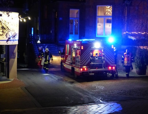 Am Mittwochabend (5. Februar) wurden die Feuerwehren aus Bad Wildungen und Braunau sowie der Rettungsdienst mit dem Einsatzstichwort „F 2" zu einem Zimmerbrand in einem Mehrfamilienhaus in der Brunnenallee alarmiert.