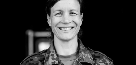 Die Ausstellung würdigt Veteraninnen und Veteranen in eindringlichen Porträts und dokumentiert emotionale Momente ihres Lebens.