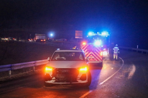 Der Audi aus dem Hochsauerlandkreis fuhr auf einen Wagen aus dem Kreis Cloppenburg auf. Mehrere Menschen wurden verletzt. 