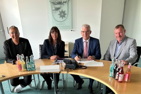 Weiterer Meilenstein bei der Entstehung des Klinikums Waldeck-Fran- kenberg: Die notwendigen Verträge zur Verschmelzung wurden im Juni im Korbacher  Kreishaus unterschrieben und beurkundet. Mit dabei waren unter anderem Sassan  Pur, Anne Bülling, Karl-Friedrich Frese und Gerd Frese.