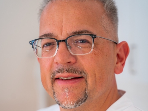 Chefarzt und Gastroenterologe Dr. Frank Reinhardt führt durch die Infoveranstaltung.