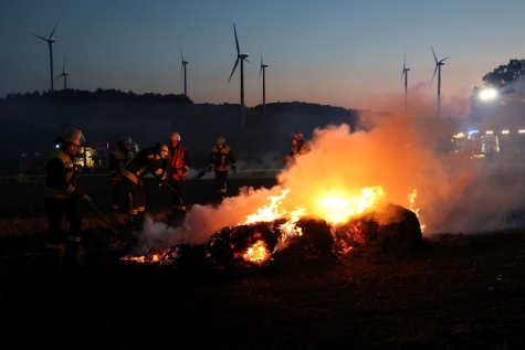Rund 10000 Quadratmeter eines Stoppelfeldes standen am 30. Juli 2026 zwischen Helmscheid und Flechtdorf in Flammen.