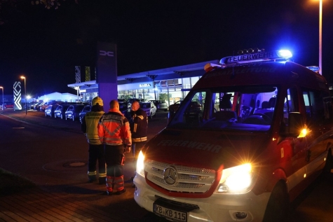 In der Warenschleuse eines Autohauses wurde ein starker, gasähnlicher Geruch festgestellt.