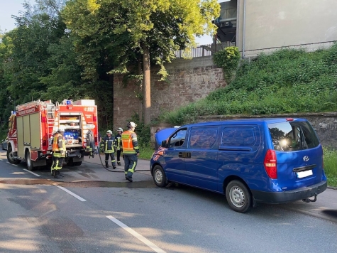 In der Kasseler Straße in Volkmarsen kam es am 19. Juni 2026 zu einem Entstehungsbrand im Motorraum eines blauen Hyundai Transporters.