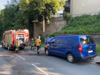 In der Kasseler Straße in Volkmarsen kam es am 19. Juni 2026 zu einem Entstehungsbrand im Motorraum eines blauen Hyundai Transporters.