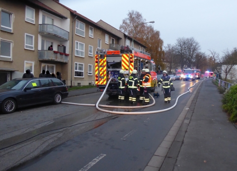 Am Mittwochnachmittag (22. November 2023) wurde die Feuerwehr Kassel zu einem Kellerbrand in einem Mehrfamilienwohnhaus in der Eisenschmiede gerufen