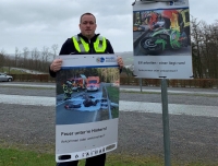 Hochsauerlandkreis: Polizeioberkommissar Matthias Neise beim plakatieren 