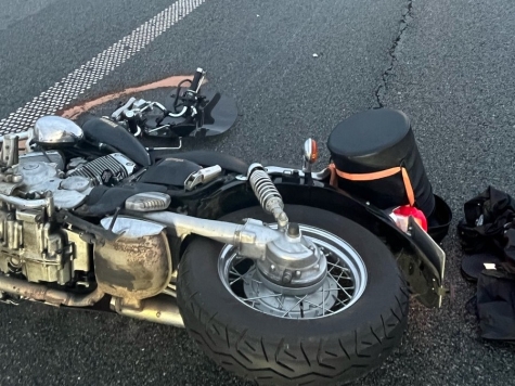 Bei einem schweren Verkehrsunfall auf der B 7 bei Warburg kam am 26. August 2026 ein Motorradfahrer ums Leben.