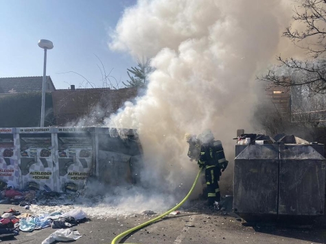 Ein Altkleidercontainer brannte, zwei weitere Container wurden beschädigt.