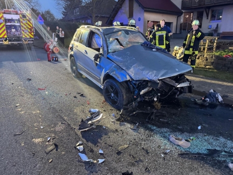 Bei einem tödlichen Verkehrsunfall am 14. April 2026 in Marsberg-Meerhof kam ein Auto von der Fahrbahn ab und prallte gegen einen Treppenaufgang.