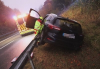 Ein 21-Jähriger verlor auf der B 64 bei Bad Driburg die Kontrolle über seinen Leihwagen, fuhr auf die Leitplanke und kam im Straßengraben zum Stehen. Die Feuerwehr rückte mit einem Großaufgebot an, doch der Fahrer konnte sich leicht verletzt selbst befreien.