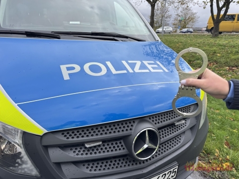 Bei einer Wohnungsdurchsuchung in Warburg stellten Ermittler am 19. August 2026 rund ein Kilogramm Amphetamin sicher.