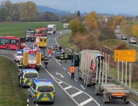 Am 27. Oktober hat sich ein Unfall auf der Bundesstraße 253 ereignet - Retter, Polizei und Feuerwehrkräfte sind im Einsatz.