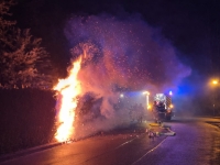 Eine Hecke in der Hangstraße geriet in der Neujahrsnacht am 01.01.2026 in Brand.