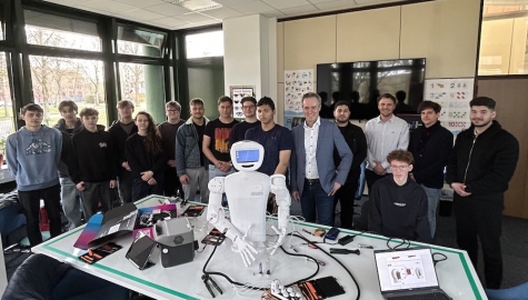 Informierte sich über das „Pib“-Projekt des Beruflichen Gymnasiums Korbach – Landrat Jürgen van der Horst mit Abteilungsleiter Andreas Schön, Leiter Medienzentrum Alexander Emde und den Mitgliedern der „Robotergruppe“.