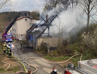 Am 5. Mai fiel ein Wohnhaus in Dorfitter den Flammen zum Opfer - 60 Einsatzkräfte der Feuerwehren, Rettungsdienste und die Polizei waren vor Ort.