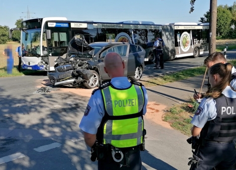 Rund 20 Verletzte, darunter viele Schulkinder, ein Auto mit Totalschaden und ein beschädigter Linienbus sind die Bilanz eines Verkehrsunfalls auf der Sander Straße am Freitagmorgen.
