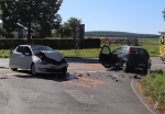Beim Abbiegen kam es zum Zusammenstoß zwischen einem Fiat und einem VW Polo auf der B 252 bei Brakel. Zwei Personen wurden verletzt, an beiden Autos entstand Totalschaden.