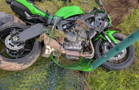 Die grüne Kawasaki Ninja durchschlug nach dem Unfall am 17. Mai 2026 den Zaun eines Hochbehälters.