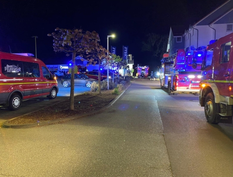 Ein Unterstand brannte in der Nacht von Montag auf Dienstag in Bad Arolsen - die Feuerwehr war im Einsatz.