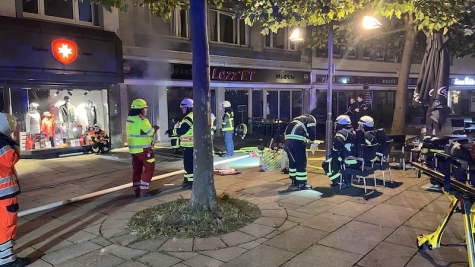 Kellerbrand in Kassel: Feuerwehr im Einsatz am Königsplatz, drei Personen leicht verletzt.