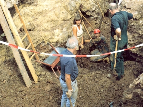 Nach ihm wurde eine bislang unbekannte Art benannt: Entdecker Dr. Jens Kulick (Vorder- grund, mit dem Rücken zur Kamera) an der Fossilfundstätte Korbacher Spalte, dem Fund- ort des „Mondwirbel-Tiers“.