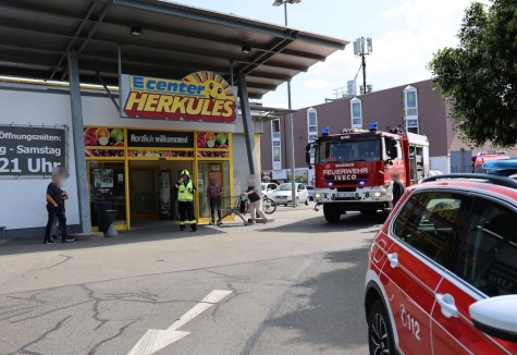 Feuerwehrleute kontrollieren den Supermarkt nach einem Fehlalarm – das Gebäude wurde zuvor vollständig geräumt.