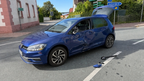 Auf der Warburger Straße in Volkmarsen stießen am 24. August 2026 ein Roller und ein VW Golf zusammen.