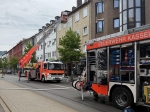 Anwohner bemerkten die dunkle Rauchwolke und alarmierten die Feuerwehr, die mit Atemschutztrupp und Drehleiter anrückte, um den Brand zu löschen.
