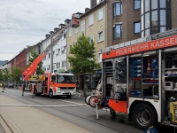 Anwohner bemerkten die dunkle Rauchwolke und alarmierten die Feuerwehr, die mit Atemschutztrupp und Drehleiter anrückte, um den Brand zu löschen.