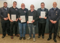 Vereinsvorsitzender Sven Noll (links) und Wehrführer Manuel Vaupel (rechts) ehrten die langjährigen Mitglieder (2. von links bis 2. von rechts): Marc-André Noll, Lothar Lerch, Wilfried Tauscher und Stefan Jakob.