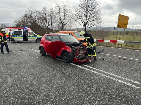 Beim Abbiegen an der B 253 kam es am 18. Februar 2026 zum Zusammenstoß, beide Autos erlitten Totalschaden.