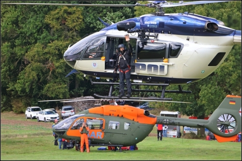 Polizeihubschrauber "Ibhis" aus Egelsbach und "SAR 41" aus Nörvenich trainierten mit den Bergrettern der Bergwacht Hessen die Windenrettung in unwegsamem Gelände. 