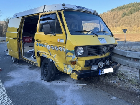 Ein Unfall zwischen einem T3 und einem Ford Mondeo führte zu einem erheblichen Sachschaden. Feuerwehr, Rettungsdienst und Polizei waren im Einsatz.