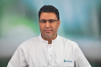 Hussein Al-Muddaeai, Chefarzt der Stadtklinik Bad Wildungen, spricht in einem öffentlichen Vortrag über Früherkennung und Behandlung von Darmkrebs.