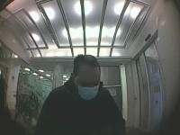 Mit dieser Überwachungskameraaufnahme sucht die Polizei Korbach nach dem mutmaßlichen EC-Karten-Dieb.