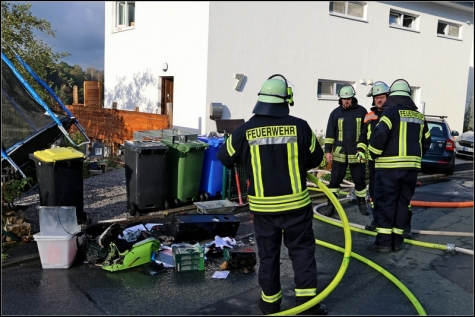 Kokelnde Gegenstände wurden nach draußen gebracht und im Freien abgelöscht. 