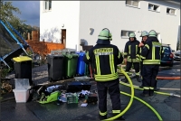 Kokelnde Gegenstände wurden nach draußen gebracht und im Freien abgelöscht. 