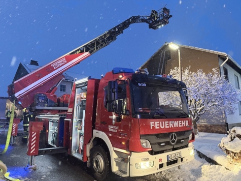 Insgesamt 56 Einsatzkräfte aus Lichtenfels und Korbach eilten am 28.01.2026 zur Hilfe, um das Wohnhaus vor der vollständigen Zerstörung durch die Flammen zu bewahren.