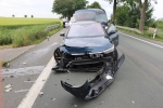 Nach dem Zusammenstoß bei Willebadessen wurde dieser Pkw schwer beschädigt – ein Motorradfahrer erlitt lebensgefährliche Verletzungen.
