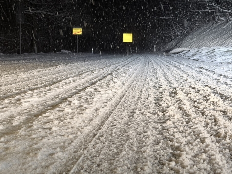 Im gesamten Landkreis Waldeck-Frankenberg sorgt der anhaltende Schneefall für gefährliche Straßenverhältnisse.
