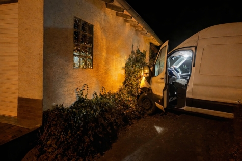 Massiv beschädigt wurde die Frontpartie des Transporters, als der 39-jährige Fahrer am 23.01.2026 alkoholisiert von der Fahrbahn abkam und frontal gegen das Mauerwerk prallte.
