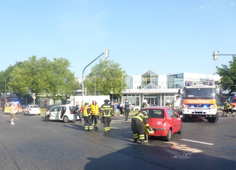 Im Kreuzungsbereich der Dresdener Straße und der Scharnhorststraße sind am Donnerstagmorgen (15. Juni 2023) zwei Fahrzeuge zusammengestoßen.
