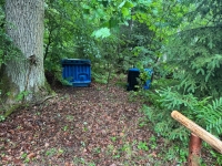Die beiden Damentoiletten wurden im Waldstück des Listenbach-Festplatzes umgestürzt aufgefunden. Der Bereich war zusätzlich mit Wildvergrämungsmittel verseucht.